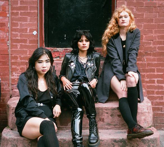 L.A. WITCH HIT THE ROAD!