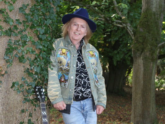 DAVE HILL GETS HIS FEET DIRTY!